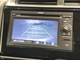 リバースギアに入れるだけで後方の表示へ切り替わります。夜間や雨の日の駐車も楽になりますよ。