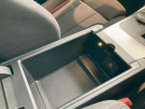 アームレストを上げると収納スペースとUSB電源があります。USBメモリ等を接続すると、車両側で音楽データを再生することができます。※非対応のものも有