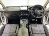 ドライバーを包み込むように、ディスプレーやスイッチ、コンソールを配置。座った瞬間から運転への期待が。空間そのものの心地よさにこだわっています。