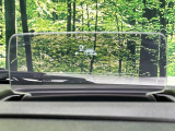 【ヘッドアップディスプレイ】現在の速度や走行情報をデジタル表示で運転席前方のガラスに投影!運転中、目線をずらさず必要な情報を確認できるのでとっても便利で安心!