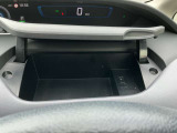USBの差込口付小物入れです(運転席)。