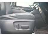 【電動パワーシート】無段階でシートポジションの調整が可能です。運転しやすいベストポジションを見つけて、快適なドライブを楽しんでください。