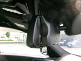 日本仕様のBMWではルームミラー内蔵型のETC車載器を採用しているので、後からつける必要がありません。