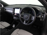 インストルメントパネルは僅かに運転席側へと傾けられているほか、余計なスイッチ類を可能な限り排し、運転に集中しやすい環境を造り出しています。