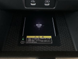 Qi対応のスマートフォンを置くだけで充電ができます。