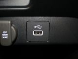 USBポートも装備されています、スマートフォンの充電やオーディオに連携も可能です、今や欠かせない装備の一つです!