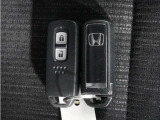 ◆スマートキー◆カギをバッグやポケットに入れたままでもドアロックの開閉ができる『スマートキー』付き!雨天や暗くなってもカギを取り出す必要がなくドアの開錠&エンジンも始動できます
