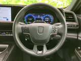 ステアリング上に複数のスイッチを備え、手元から車両の各種機能へアクセスしやすい仕様です。メーターや画面を確認しながら操作でき、日常の運転をサポートします。