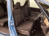 女性でも運転がしやすいように、シートの高さ調整機能(シートリフター)がついています。広い足元にゆったり座れるシートには肘掛も装備しており長距離の運転でも疲れにくいシートです。