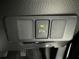 コーナーセンサーを車の前後に装備。障害物までの距離に応じて警告音を変えてお知らせ。縦列駐車時や駐車場・車庫などでの取り回しをサポートします。詳細は販売店スタッフまでおたずねください。