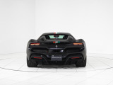 リトラクタブル・ハードトップ(RHT)を採用し、クーペの静粛性とスパイダーの開放感を一台でシームレスに楽しめます。