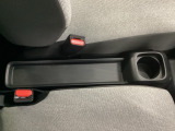運転席からも助手席からも自由に使えるドリンクホルダー付。【センターロングコンソールトレー】ちょっとした小物を置くのに便利です。