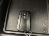 ドアの開閉時、両手が荷物で塞がっている時はキーレスでのカギの解除が大変ですよね。スマートキーはポケットやバッグに入れておけば、ノブに触れただけでロックの解除が可能です。とても便利な機能です。