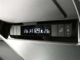 後部座席にもオートエアコン装備ですから車内は、とっても快適です。