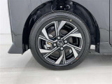 アルミホイールが車の雰囲気を引き立てますね!