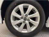 アルミホイール付き!「純正」なので車のデザインともマッチしています。お洒落は足元から。。。といいますから♪