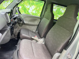 前席まわりは見通しがよく、運転席から前方や周囲を確認しやすいレイアウトです。座面と背もたれはゆったりとした形状で、落ち着いた色合いが室内にまとまりを添えます。