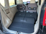 ラゲージスペースは後席を倒すとより広く使えます。長い物や荷物をたくさん載せる時に役立ちます。