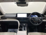 ディスプレイや操作スイッチを水平に集約、運転中の視線移動や動作を最小化できるようなレイアウトになっています。ドライバーは運転に集中でき、一緒に乗る方は心地よく移動を楽しめる空間となっています。