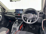 運転席まわりです。 各操作スイッチは使いやすい位置に配置されてます。