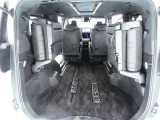 三列目シートは、折りたためますので大きなスペースが出来ちゃいます。キャンプ用品など大きな荷物もばっちり収納可能です♪