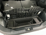 【ラゲージアンダーボックス】転がりやすい小さなお荷物などはこちらのボックスがお役立ち。スペースを有効活用しスッキリした車内空間に!