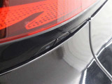 パワーバックドアの開閉スイッチを車両側面両側に配置。車両の横に立って操作出来るので、後ずさりすることなくドア開度を確認しながら任意の位置で停止させることができます。