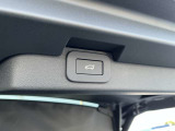 【パワーテールゲート】 パワーテールゲートを備えており、ボタン操作での自動開閉が可能です。女性からも重宝される装備の一つです。