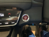 【ENGINE START/STOP】スマートキーをポケットやバッグに入れたままで、キーを差し込むことなくボタンを押すだけでエンジンが始動します。