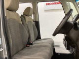 座面も厚みがあり背もたれも高く、広い足元にゆったり座れるシートです。運転席と助手席の間が空いている為、助手席側への移動がスムーズです。交通量の多い道でも助手席側から乗り降りができます。