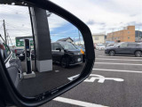 隣車線を走る車両をレーダーで検知し、ドアミラーでは確認しにくい後側方エリアに存在する車両に加え、急接近してくる車両も検知します。車両を検知するとドアミラーに搭載されたLEDインジケーターが点灯します。