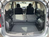 お荷物の量や乗車人数に合わせて使えるリヤシートは、ご覧のように倒すことが出来ますので便利です。