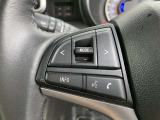 運転中、オーディオの操作をしてて、ハッとしたことはありませんか?ステアリングスイッチは、運転中でもハンドルでオーディオの操作が可能です。安全なドライブをサポートします。