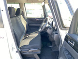 前席はゆったりとした着座スペースがあり、運転席からの視界も広く感じられます。シートや足元の様子も確認でき、乗り込んだ際の過ごし方をイメージしやすい室内です。