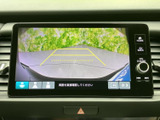 後方の様子を画面で確認でき、駐車時の周囲確認をサポート。進路の目安となるガイド線も表示されるため、車庫入れや切り返しの際に役立ちます。安全確認を行いながら、落ち着いて駐車いただけます。