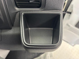 【運転席ドリンクホルダー】600mlペットボトルが収納可能です♪
