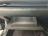 ちょっとしたところは収納ボックスにもなっています。車内はサイズも決まっているので、収納が少ないと思っているアナタ!ご安心ください。さまざまなところに収納が隠れているんです♪