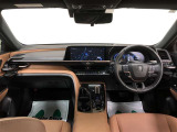 「アイランドアーキテクチャー」を活かし、運転席と助手席はアシンメトリーにコーディネーション!運転席側は運転に集中できるようブラックに統一!助手席側は様々な素材と配色をあしらい、くつろぎの空間に!