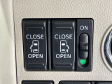 【両側パワースライドドア】スマートキーや運転席のスイッチで後席両側スライドドアの開閉が可能♪電動だから力を入れてドアを開ける必要が無く、小さなお子様でも簡単に開け閉めでき快適です♪