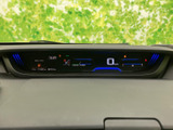 速度やシフト位置、時刻などの情報を運転席前方で確認できる表示部です。充電・パワーの表示もあり、必要な情報を目に留めやすいレイアウトになっています。