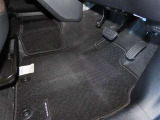 内装工程では、中古車を気持ちよくお乗りいただけるよう清掃しております。