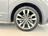 純正20インチアルミホイール:輸入車ならではの卓越した走りを支えるホイールと足回りです!日本車の走りに慣れている方にもぜひ体感して頂きたい程高いレベルでまとまっています。