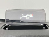 【ヘッドアップディスプレイ】 運転中の視線移動が少なく、車両情報を確認することができます。