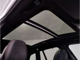 【サンルーフ】高級車のマストアイテムのガラス・サンルーフ。開放感のある室内空間を演出してくれます。