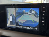 自車を真上から見下ろすように映し出すので周囲の状況が分かるアラウンドビューモニター搭載。フロントカメラとしても使用できます。車庫入れなど苦手な人の頼りになる助っ人です。
