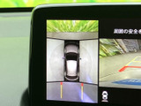 後方の映像に加えて車両周囲の表示も確認でき、駐車時の安全確認に役立ちます。画面上のガイド表示も目安にしながら、周囲の状況を把握しやすい装備です。