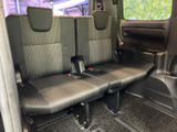 横並びのシートにヘッドレストとシートベルトを備え、複数人で乗車できる空間です。窓から外の景色も楽しめるため、後席の方も落ち着いて過ごせます。