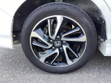 純正アルミホイールです。足元が引き立つので、車全体のイメージがアップしますよ!