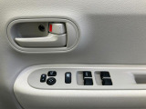電動格納式リモコンドアミラー&パワーウィンドースイッチ☆ドアミラーの角度は手を伸ばさなくてもスイッチでミラー角度が調節できて自分に合った角度が合わせやすいです☆