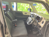 前席は視界が広く、運転席から前方や周囲を確認しやすいレイアウトです。座面と背もたれにゆとりがあり、助手席の方も落ち着いて過ごせる空間。明るい内装色が開放感を添えています。